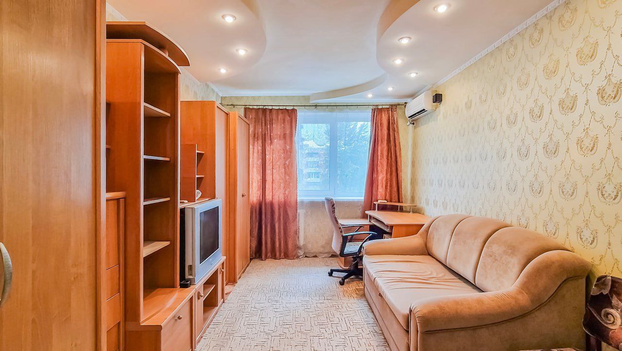 Продам 2 комн. квартиру кв. Солнечный 3/5 этаж, 40/27,5/8,5 кв. м. Дом кирпичный ( кооперативный) . Комнаты раздельные. Остается вся мебель и техника. . Долгов нет . Цена 5 200 000 +79591380956 Надежда)...