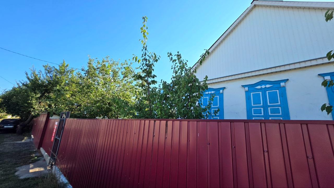 🏡 Продается дом в Свердловске, ул. Ватутина, 5-6 минут Парк КиО.
📐 Площадь =87.9 м2, 4 комнаты, кухня, веранда. Ровный участок 7 соток, земля приватиз...
