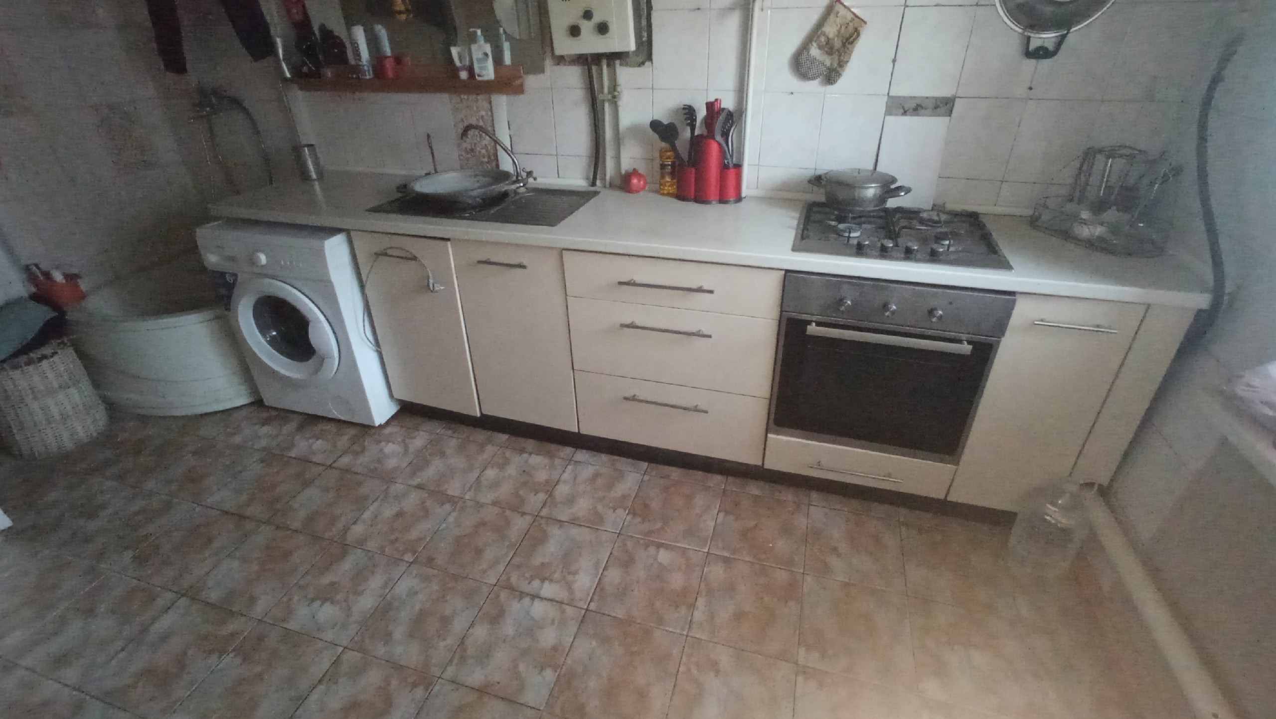 Продам дом, г. Луганск, ул. Тарасовская (район Буревестника), площадь 57м²,участок 4,5 соток. Дом в жилом состояние, 2 комнаты, зал проходной, изолированная спальня, просторная кухня, окна частично металлопластиковые, новый газовый котел, газовая колонка, душевая кабина. Мебель,и техника остаётся.На участке р...