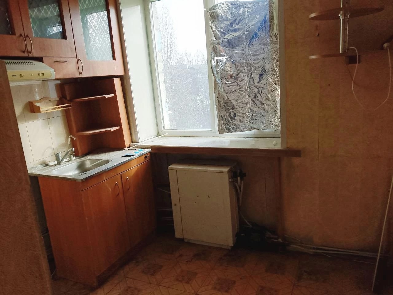 Продается 2-комнатная квартира в центре г. Молодогвардейск по адресу : кв.Кошевого д. 4,кв 24. В квартире две изолированные комнаты, одна из которых детская ( можно переделать под свой вкус). Установлен котел, есть отопление. Балкон теплый, полностью обшит пластиком, солнечная сторона. Ванна и туалет отдельно...