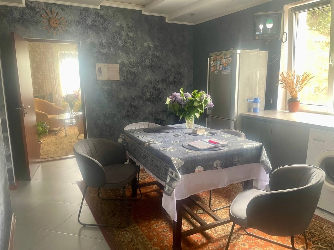 АЛЧЕВСК 🏡 ПРОДАЕТСЯ КОМФОРТАБЕЛЬНЫЙ ДОМ(74 кв. м.) С УЧАСТКОМ 📍 ул. Мичурина ✔ 3 комнаты + мансарда ✔ Современные коммуникации: ✔Автономное отопление ( одноконтурный котел) ✔Газовая колонка ✔Пластиковые трубы, металлопластиковые окна ✔Собственная скважина с чистой водой ✔Санузел с кафельной отделкой ✔Просторн...