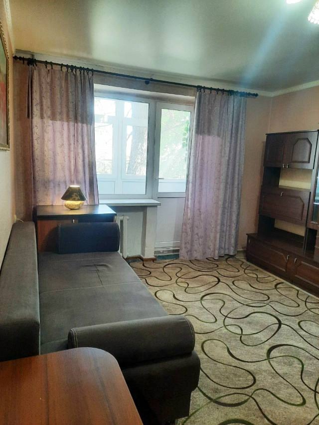 Продается 1 комнатная квартира, ул. Щорса, 1/5 эт., общ. пл. 37 кв. м. Цена 2 900 000 руб. Квартира теплая, не угловая, чистая, светлая, сухая, лоджия, кладовая. Окна м/пл, балконный блок, лоджия обшита пластиком. Мебель остаётся. Остановка транспорта в 50 м. от дома. . Тел.: +79591473113 Анастасия...