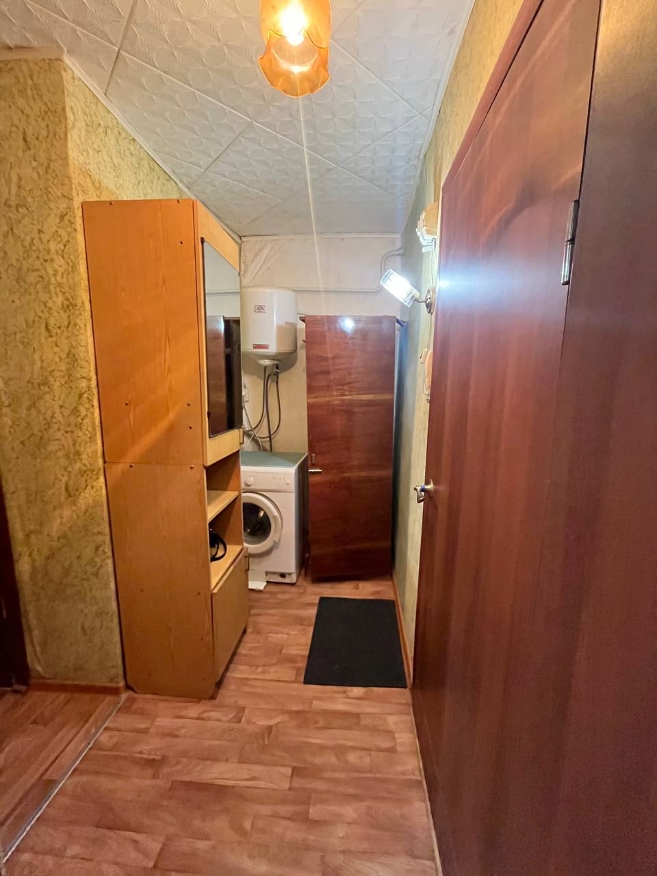 Продам 1-кк на кВ Комарова, 1 этаж 5 этажного дома . Общая площадь 32 м2. Квартира в жилом состоянии . Есть решотки на окнах, окна м/п, отопление поменяно, бойлер, счетчики на газ, свет, воду. Отличное месторасположение . Рядом школы, детский сад , остановка транспорта, магазины , кинотеатр мир, училище 16. ....