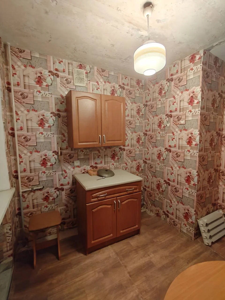 СРОЧНАЯ ПРОДАЖА!!! 2-х комнатная квартира кв. Гагарина Цена: 3 500 000 руб. Город: Луганск Район: Жовтневый кв. Гагарина, дом 10 2/5 эт. кирпичного дома, общ. пл. 40,3 кв.м, кухня 6 кв.м, окна м/п, санузел совмещён. Квартира под ремонт. Хорошее месторасположение. . Агент: Елена: +7(959)191-78-25...