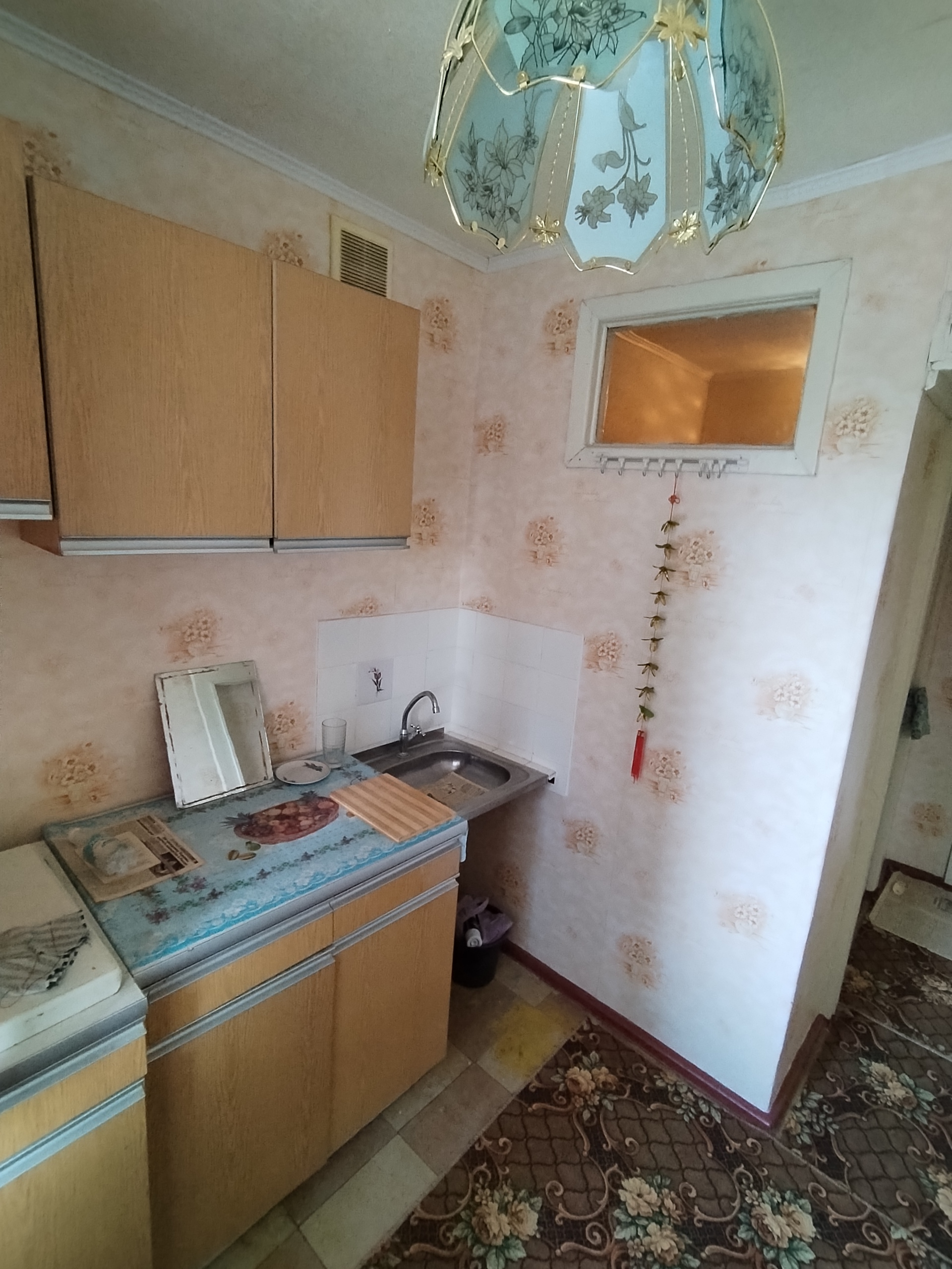 г. Кировск, кв. 60 лет Октября, д.3, 4 эт. Центр города, всё в шаговой доступности. Квартира солнечная и очень светлая, чистая, без запахов и пр. Был сделан косметический ремонт но никто не жил. Окна пластиковые, входная дверь двойная, новый унитаз, раковина и трубы. Долгов нет, соседи тихие. Цена 500т. +7938...