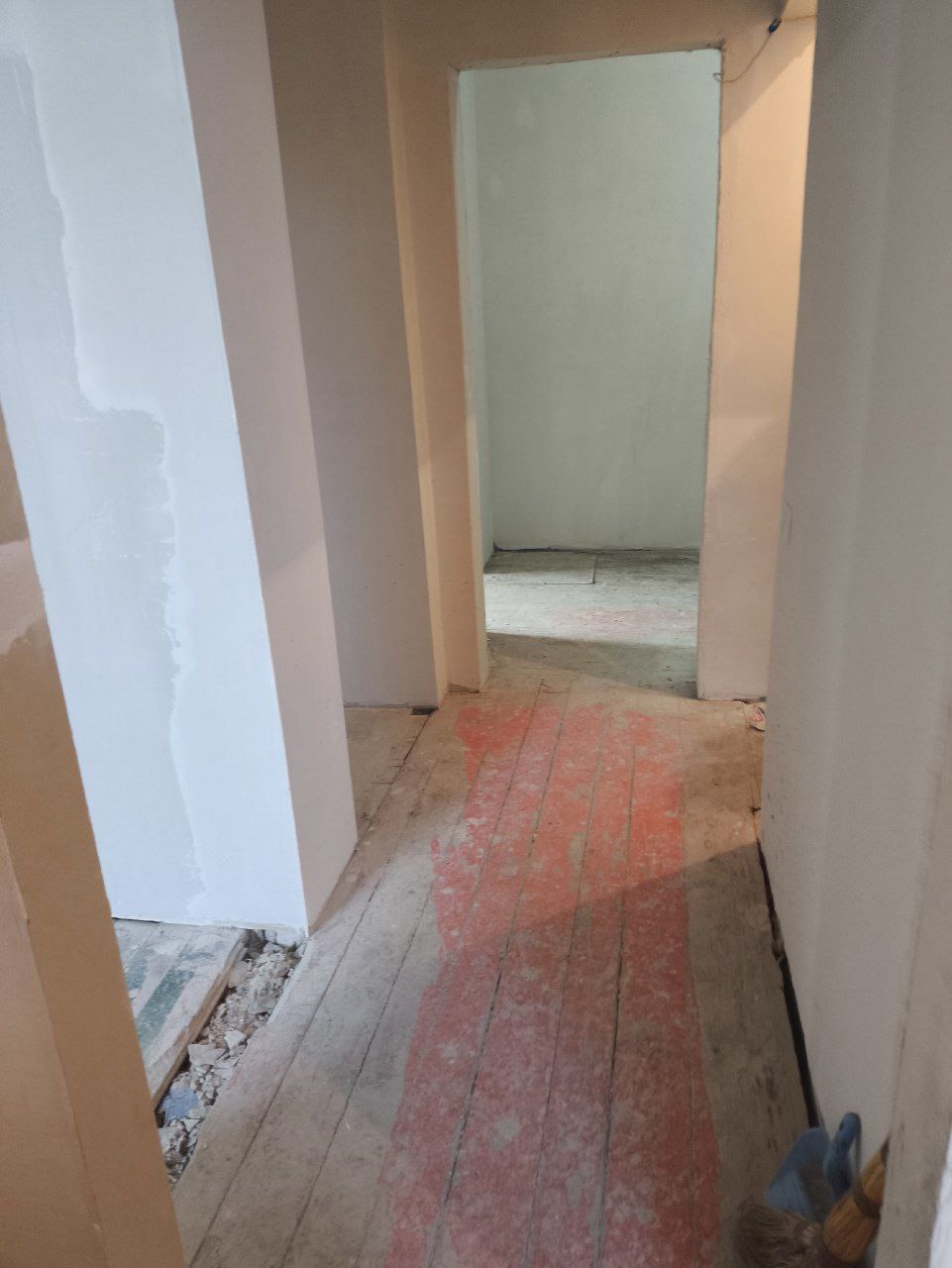 Продам 2-ком квартиру в Луганске, 9-й квартал (городок ОР). 2/3 эт.(сталинка), общая площадь 50 м2. В квартире сделан ремонт под отделку. Поменяны проводка, канализация, дверь, М/П окна. Хорошее расположение - Рядом школа, садик, больница, рынок, магазины. Отличная транспортная развязка. Цена 4,2 млн руб +795...