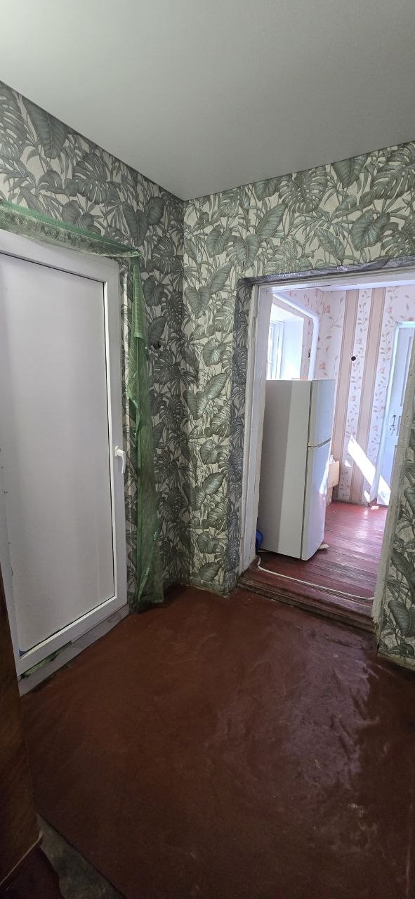 Продам дом Малая Вергунка рядом с 50 школой. 60 кв.м, участок 10 соток. Новый котел, газовая колонка. Крыша в полном порядке, шифер. Окна пластиковые, натяжные потолки. Санузел в доме. Проблем с отоплением и водой нет. Сливная яма бесконечная. Рядом сад и школа, несколько магазинов и остановка. Долгов и пропи...
